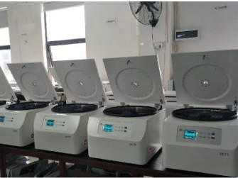 Un buen precio. 4000rpm balancean hacia fuera la centrifugadora del extractor de la situación del piso del rotor para la extracción de aceite en línea